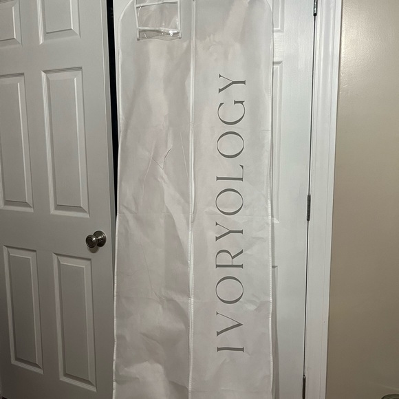 A contemporary white lace and tulle wedding dress with - Picture 8 of 14